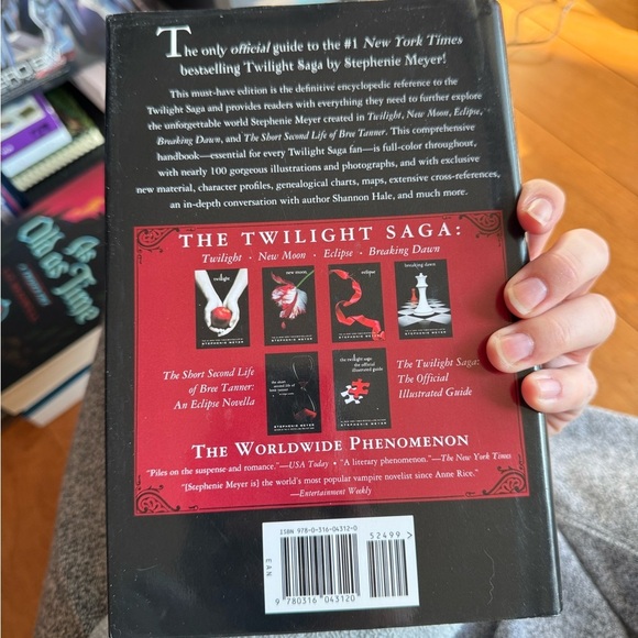 COPY - The Twilight Saga: The Official Illustrated Guide Hard Cover - Picture 3 of 4